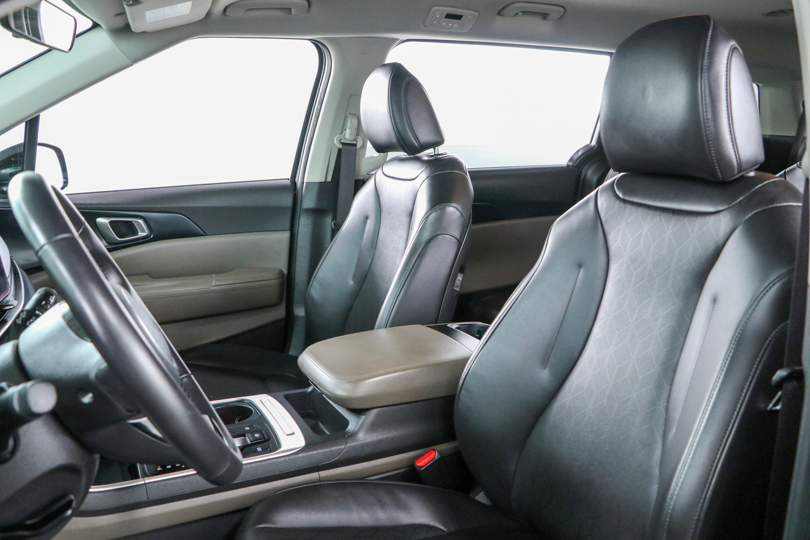 Used 2025 Kia Carnival FWD image 24