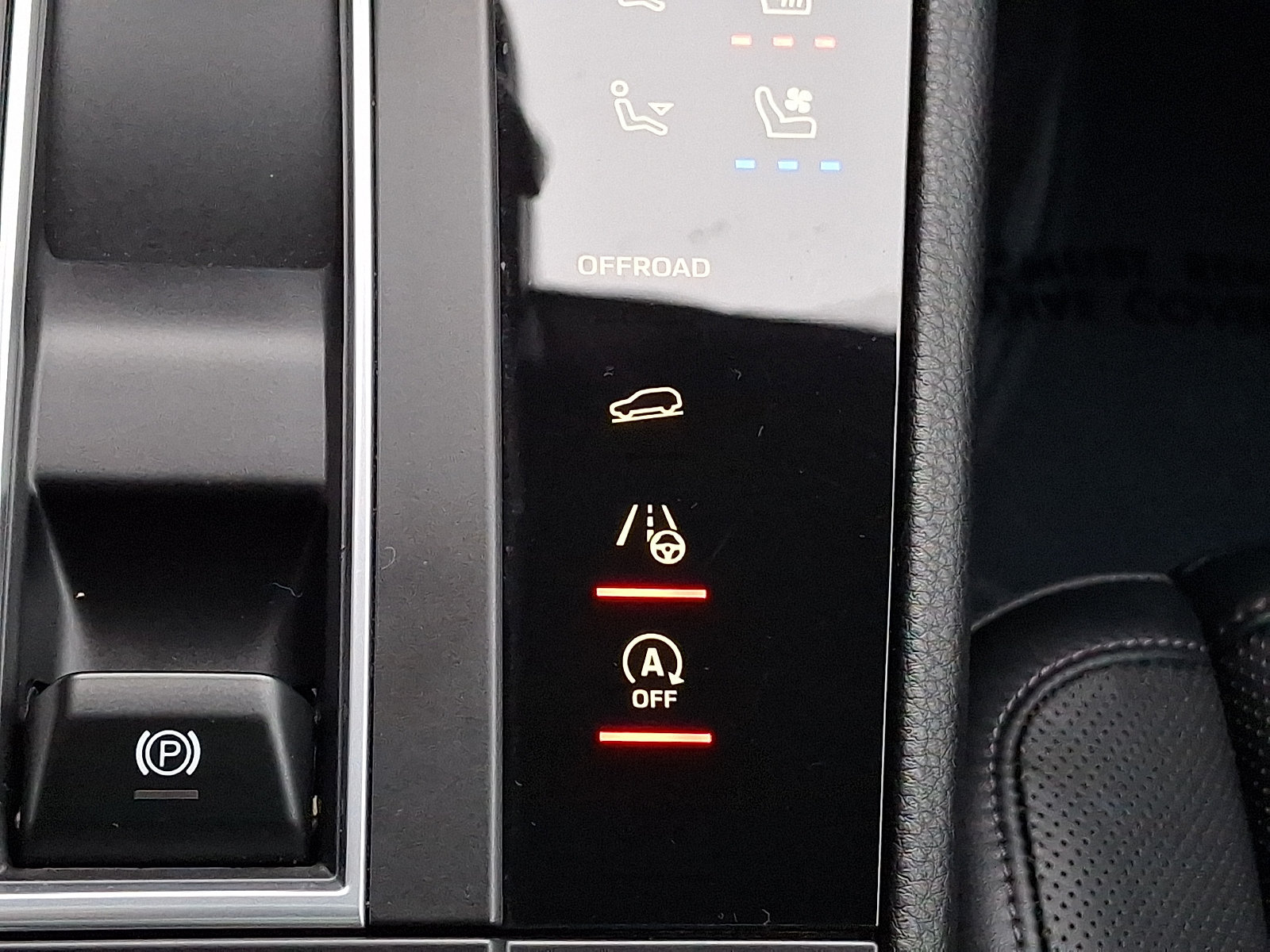Certified 2025 Porsche Macan AWD/4WD image 28