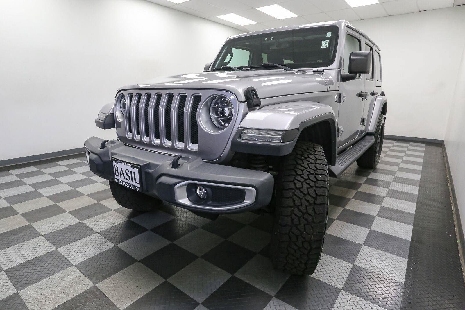 Used 2018 Jeep Wrangler Unlimited Sahara w/ Uconnect 4C Nav & Sound Group AWD/4WD image 4