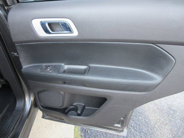 Used 2015 Ford Explorer XLT w/ Equipment Group 202A AWD/4WD image 26