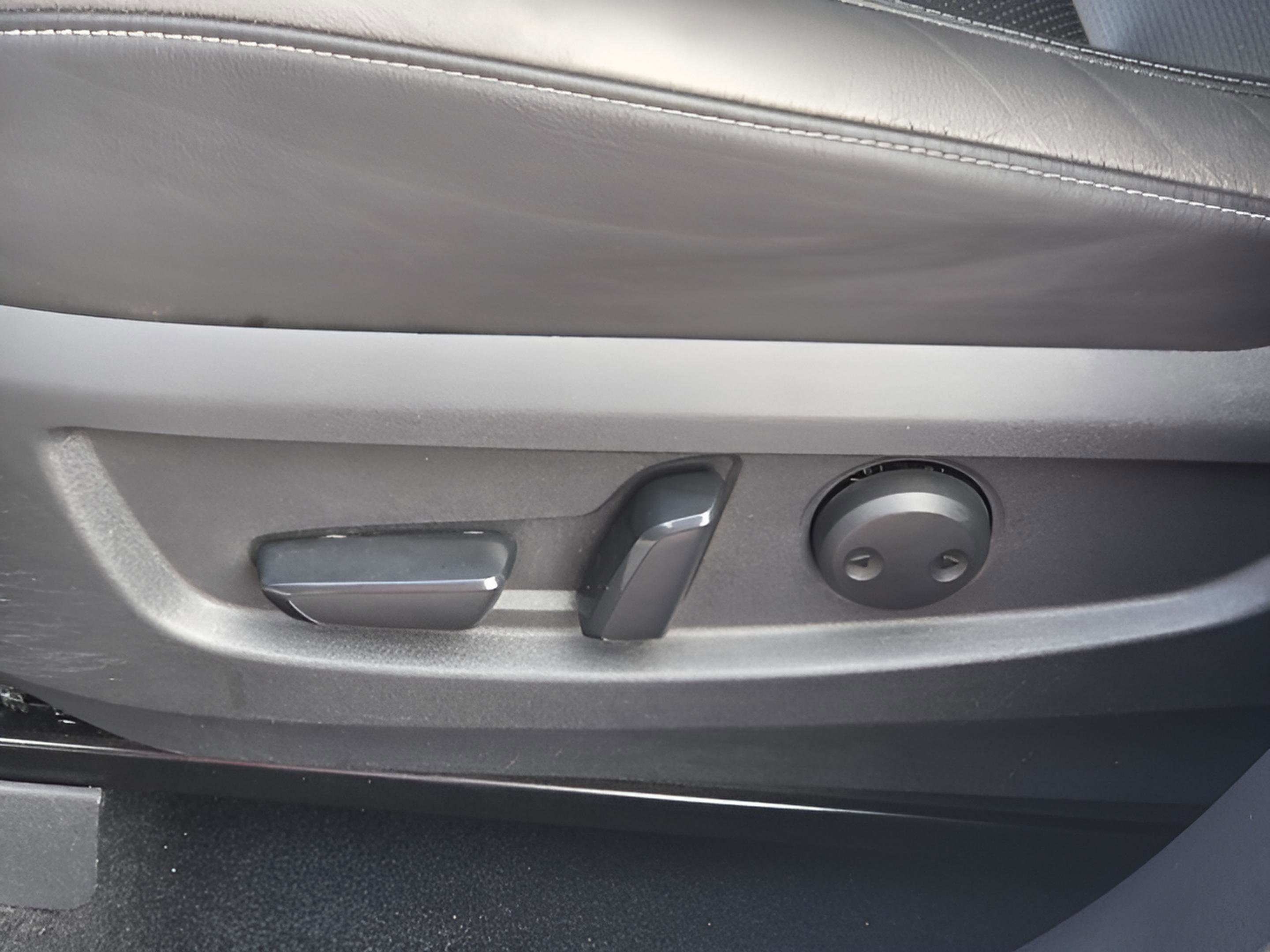 Used 2019 INFINITI QX50 Essential w/ Premium Heat Package image 17