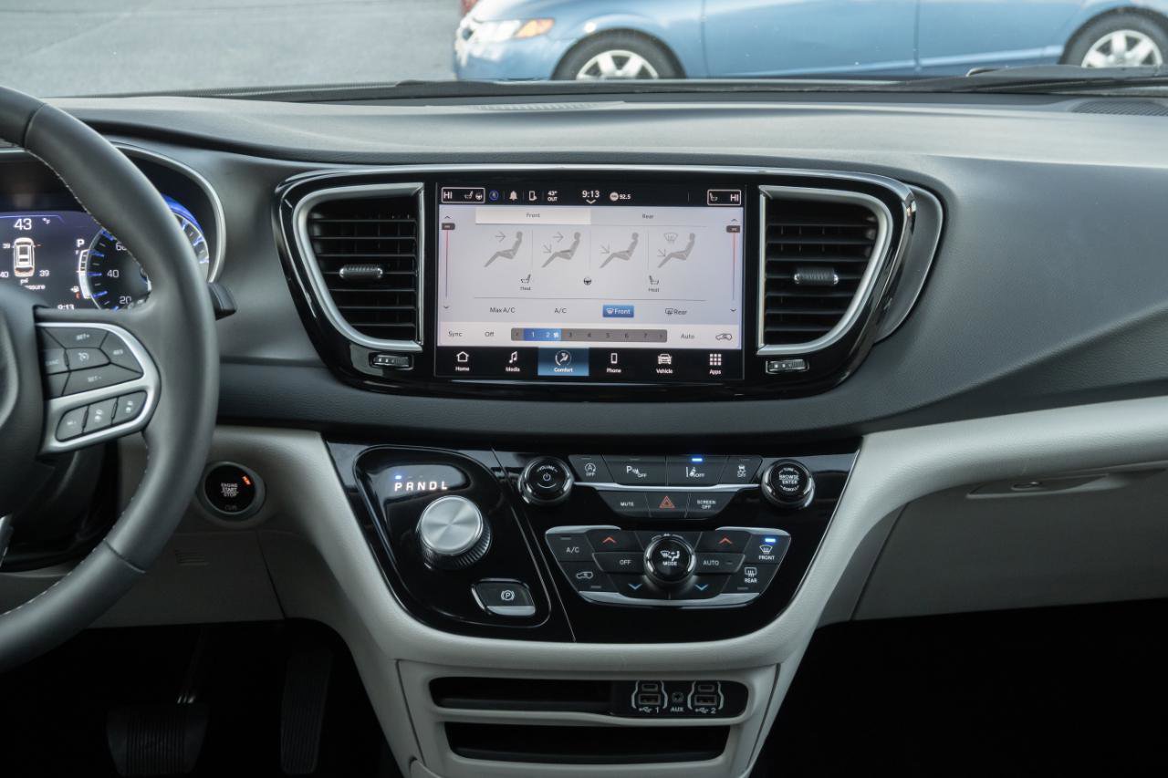 Used 2024 Chrysler Pacifica Touring-L image 30