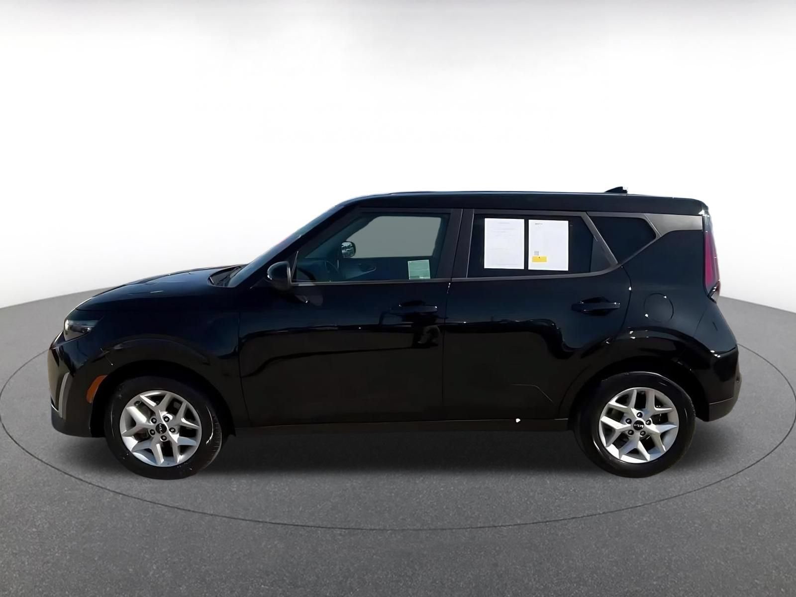 Used 2025 Kia Soul LX w/ LX Technology Package FWD image 9