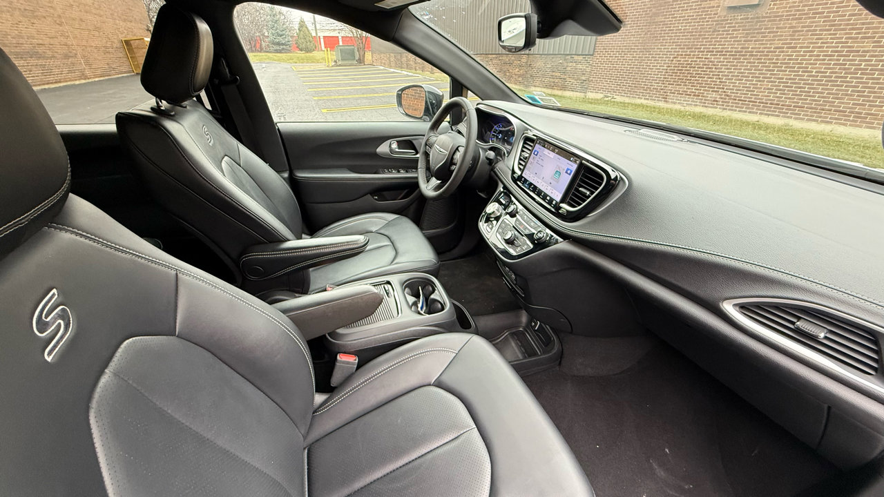 Used 2024 Chrysler Pacifica Select FWD image 11