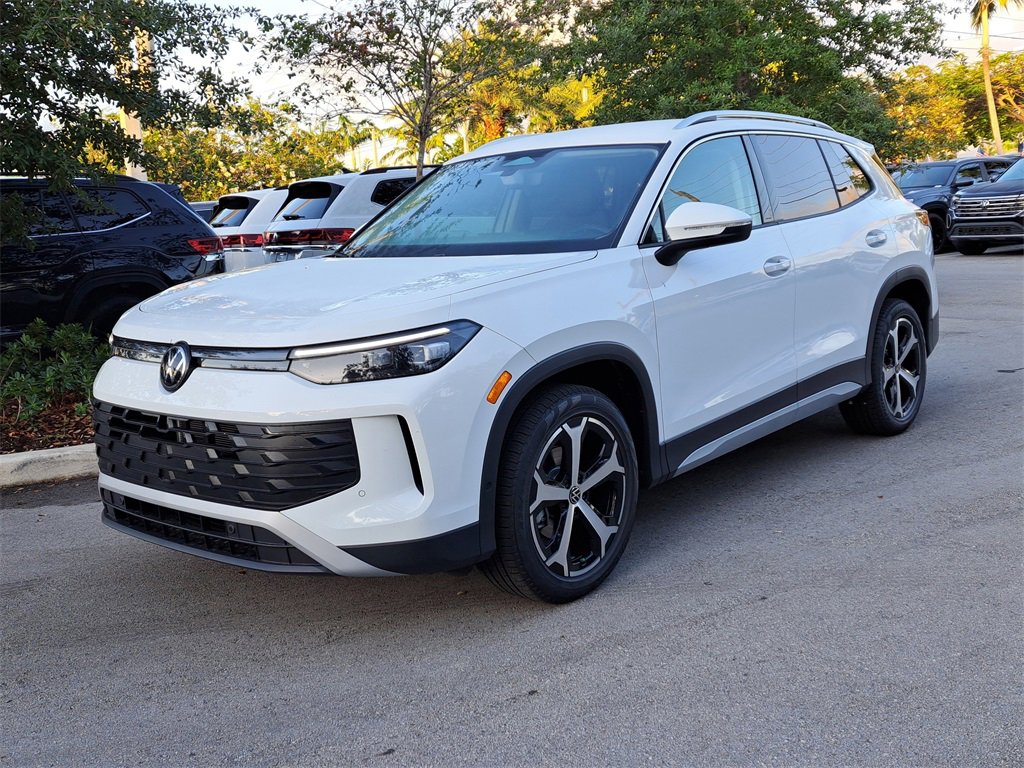 Certified 2025 Volkswagen Tiguan SE image 3