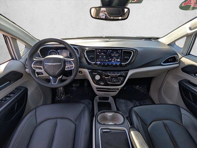 Used 2024 Chrysler Pacifica Touring-L image 17