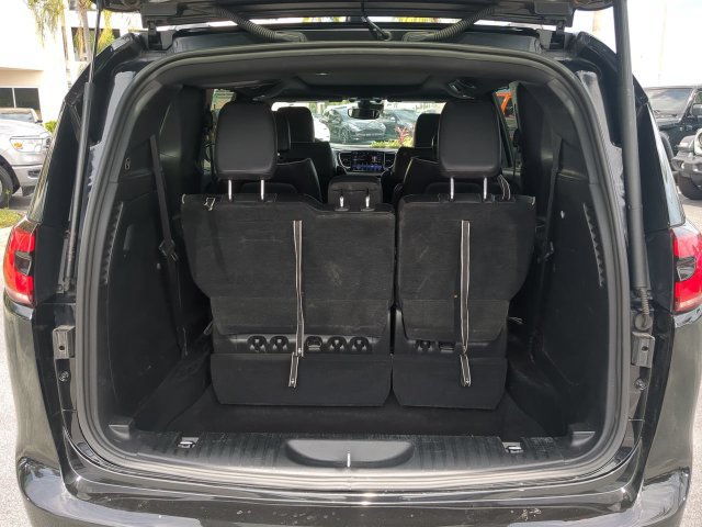 Used 2025 Chrysler Pacifica Limited FWD image 14