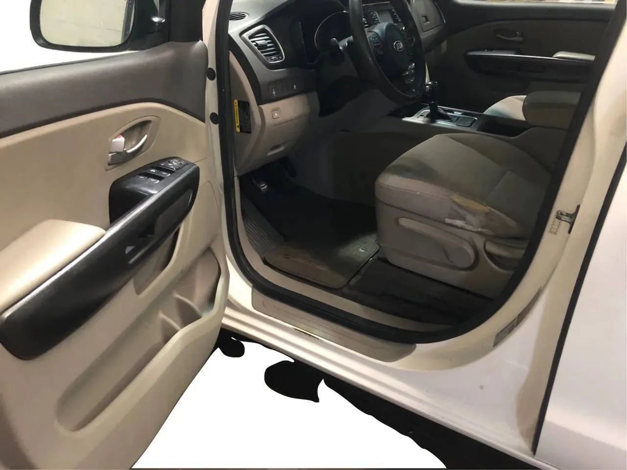 Used 2016 Kia Sedona L image 7