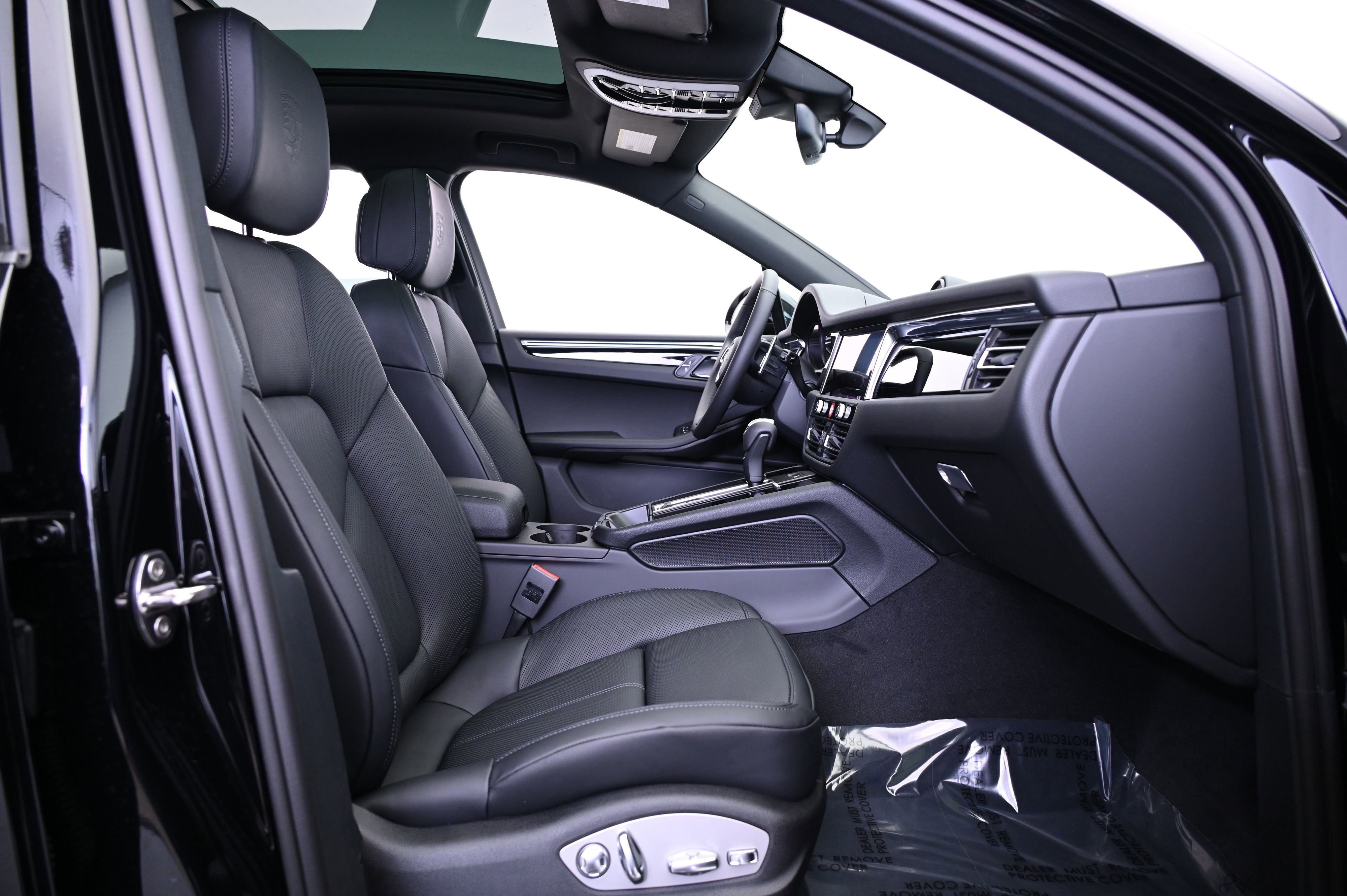 Certified 2025 Porsche Macan image 28