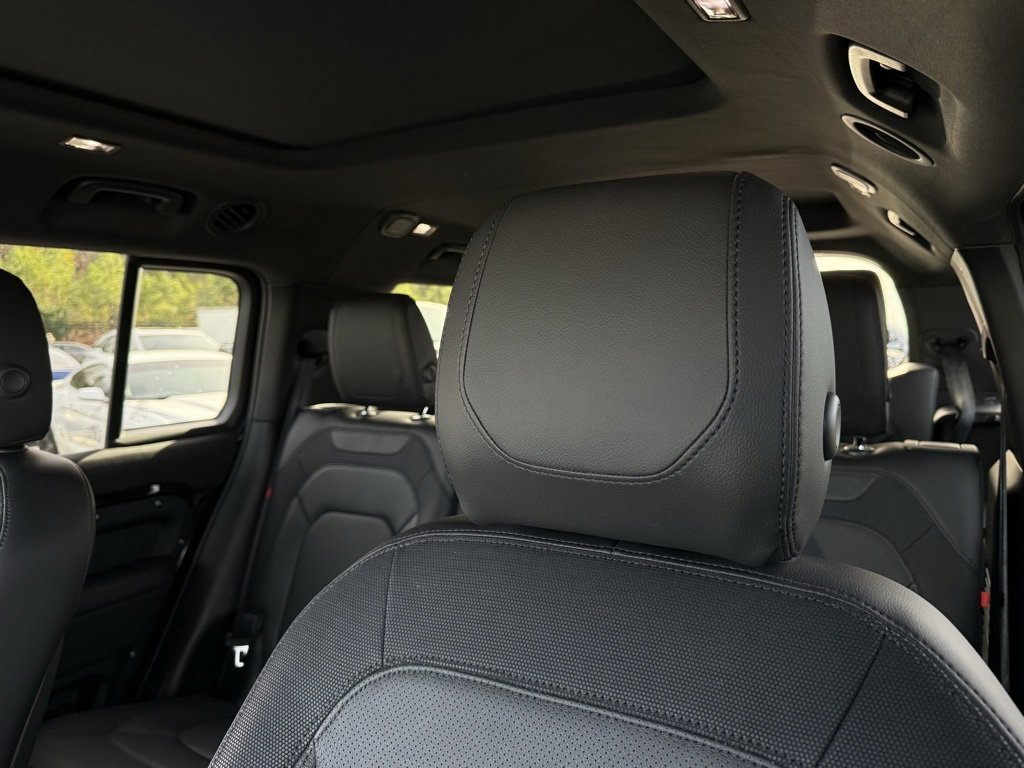 Used 2024 Land Rover Defender 130 X-Dynamic SE image 23