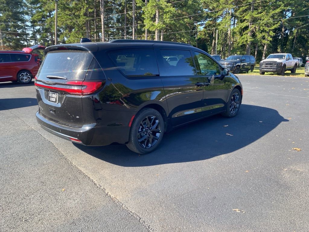 New 2026 Chrysler Pacifica Select w/ S Appearance Package image 5