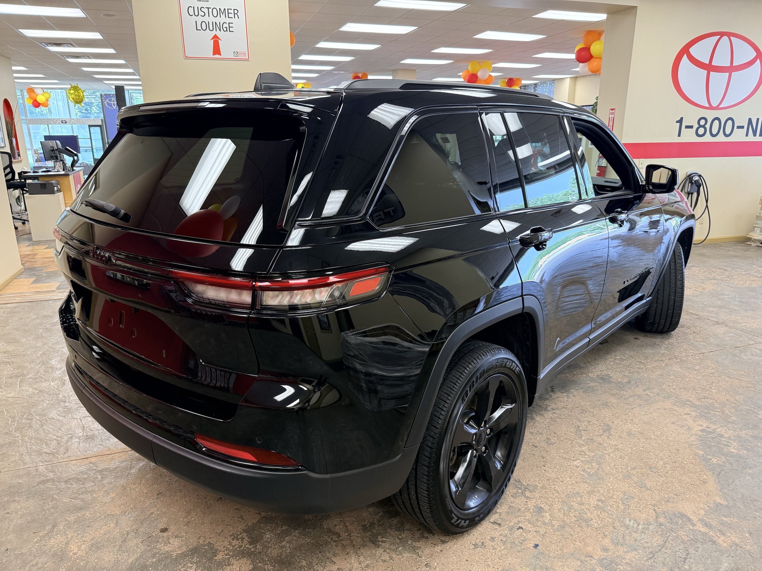 Used 2023 Jeep Grand Cherokee Altitude AWD/4WD image 17