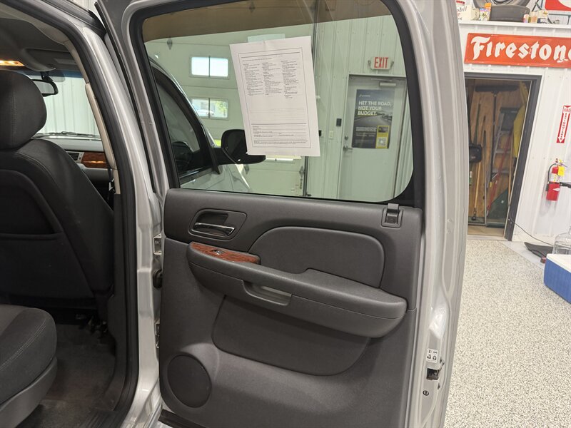 Used 2011 Chevrolet Suburban LS RWD image 25