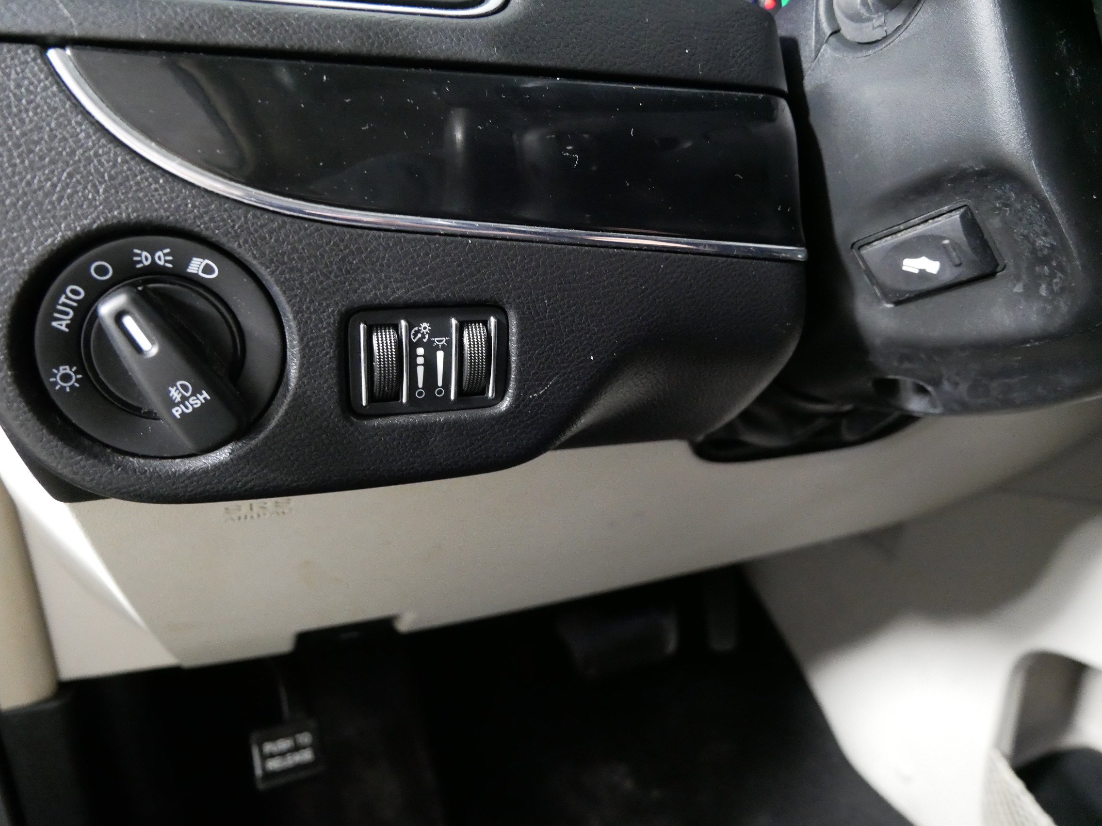 Used 2014 Chrysler Town & Country Touring-L image 26