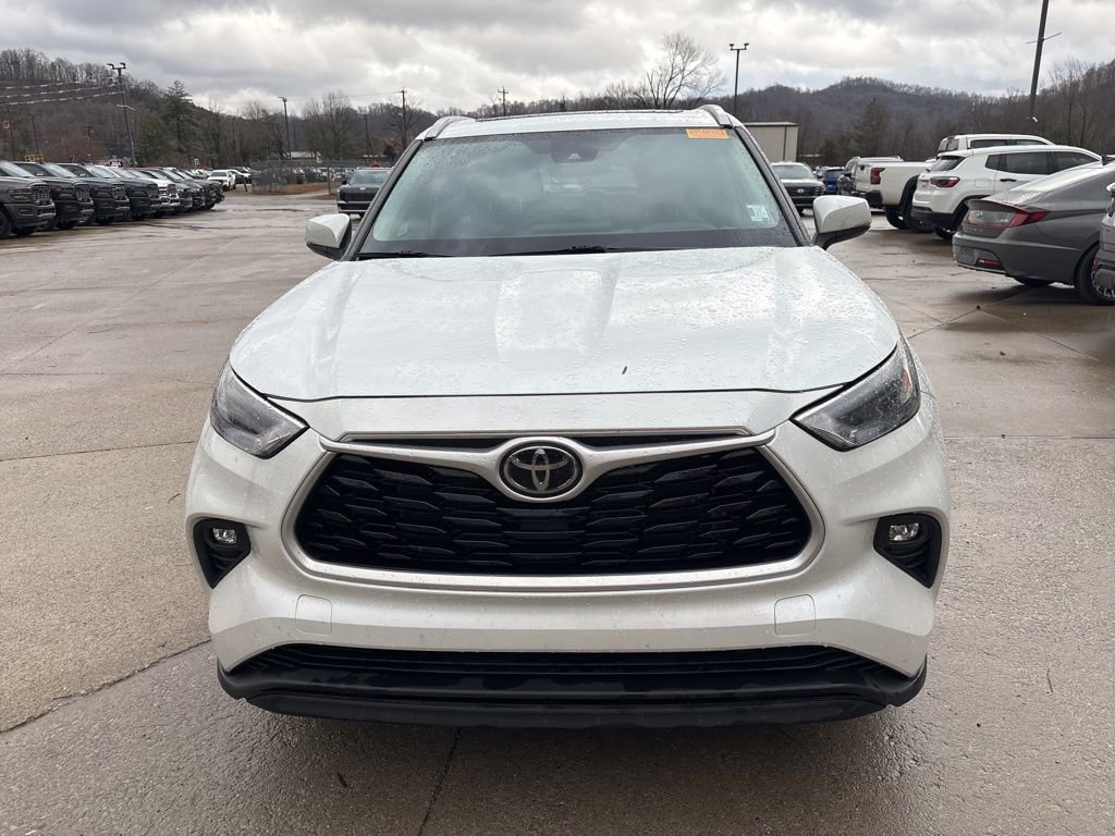 Used 2022 Toyota Highlander XLE image 2