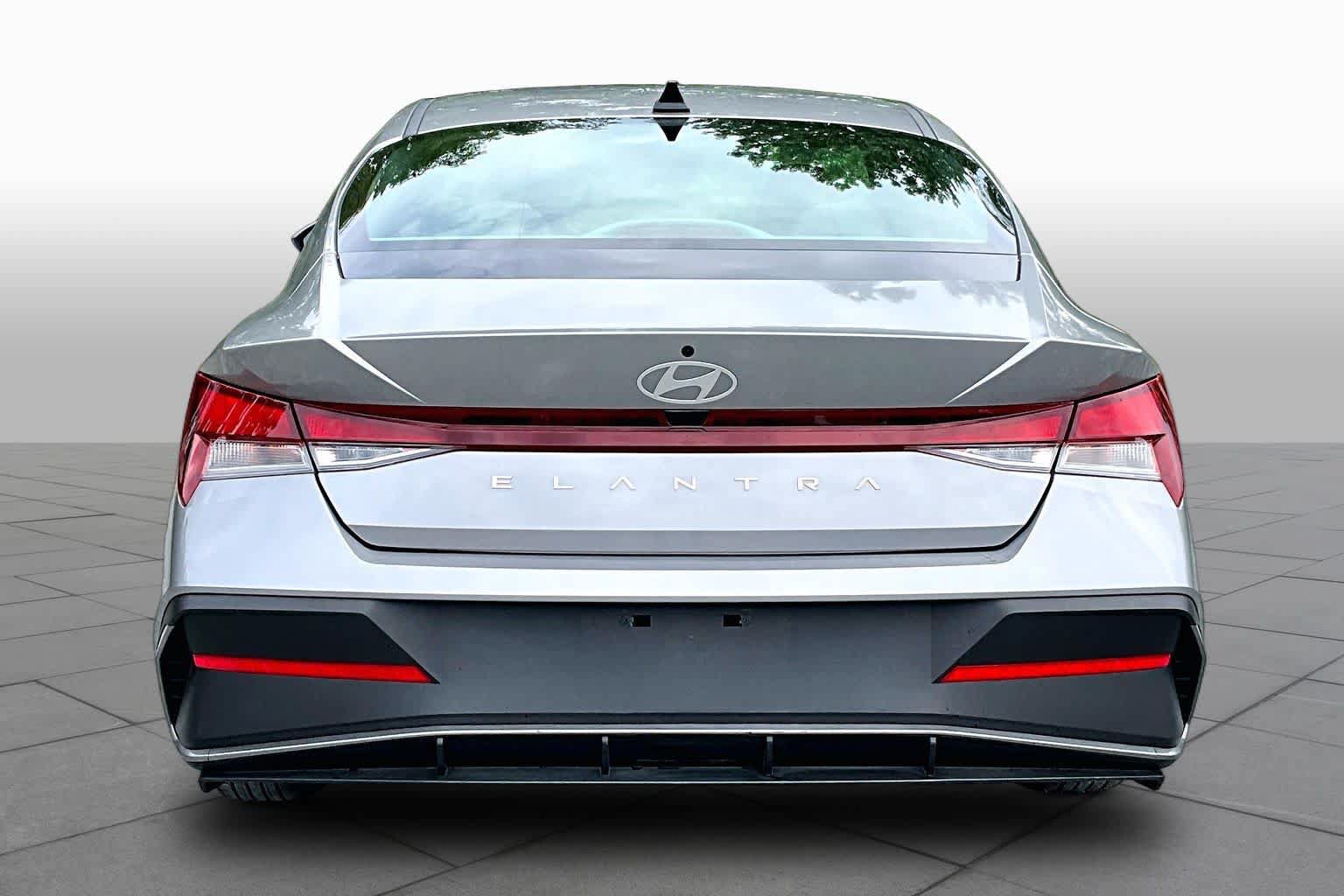 Used 2026 Hyundai Elantra SE FWD image 4