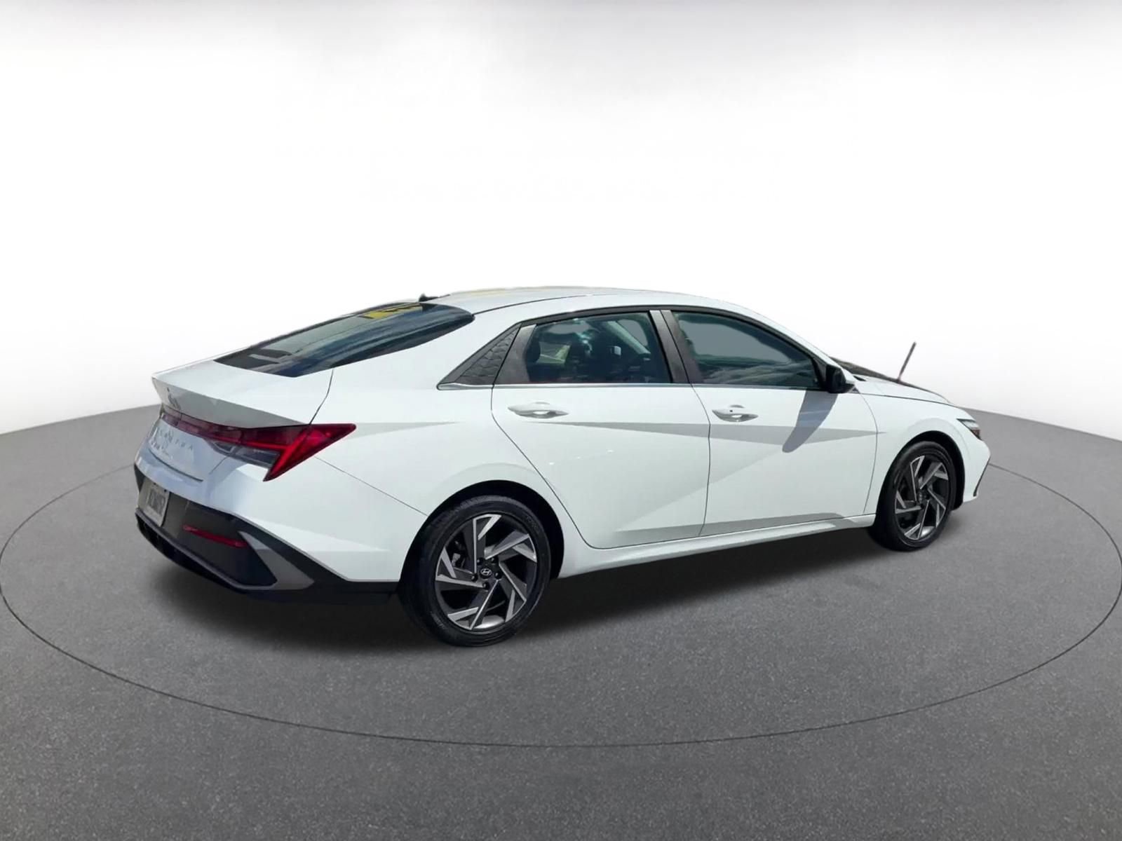 Used 2025 Hyundai Elantra SEL image 15