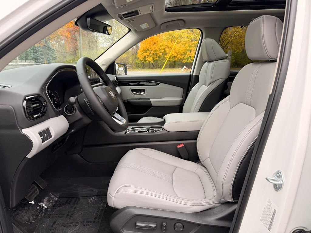 New 2025 Honda Pilot Touring image 12