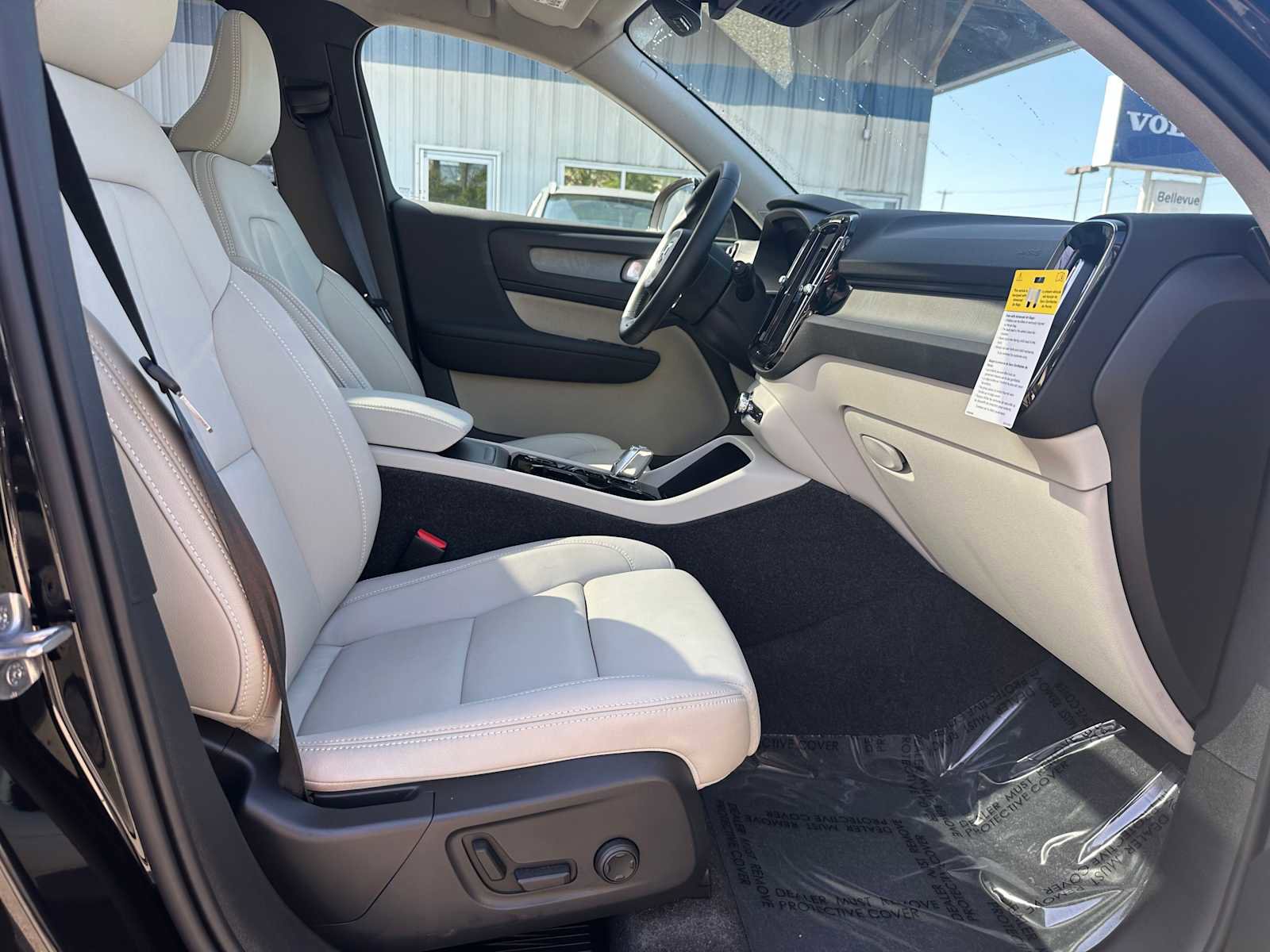 Used 2025 Volvo XC40 B5 Plus w/ Protection Package Premier AWD/4WD image 10