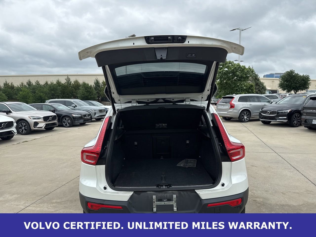 Certified 2025 Volvo XC40 B5 Plus AWD/4WD image 7