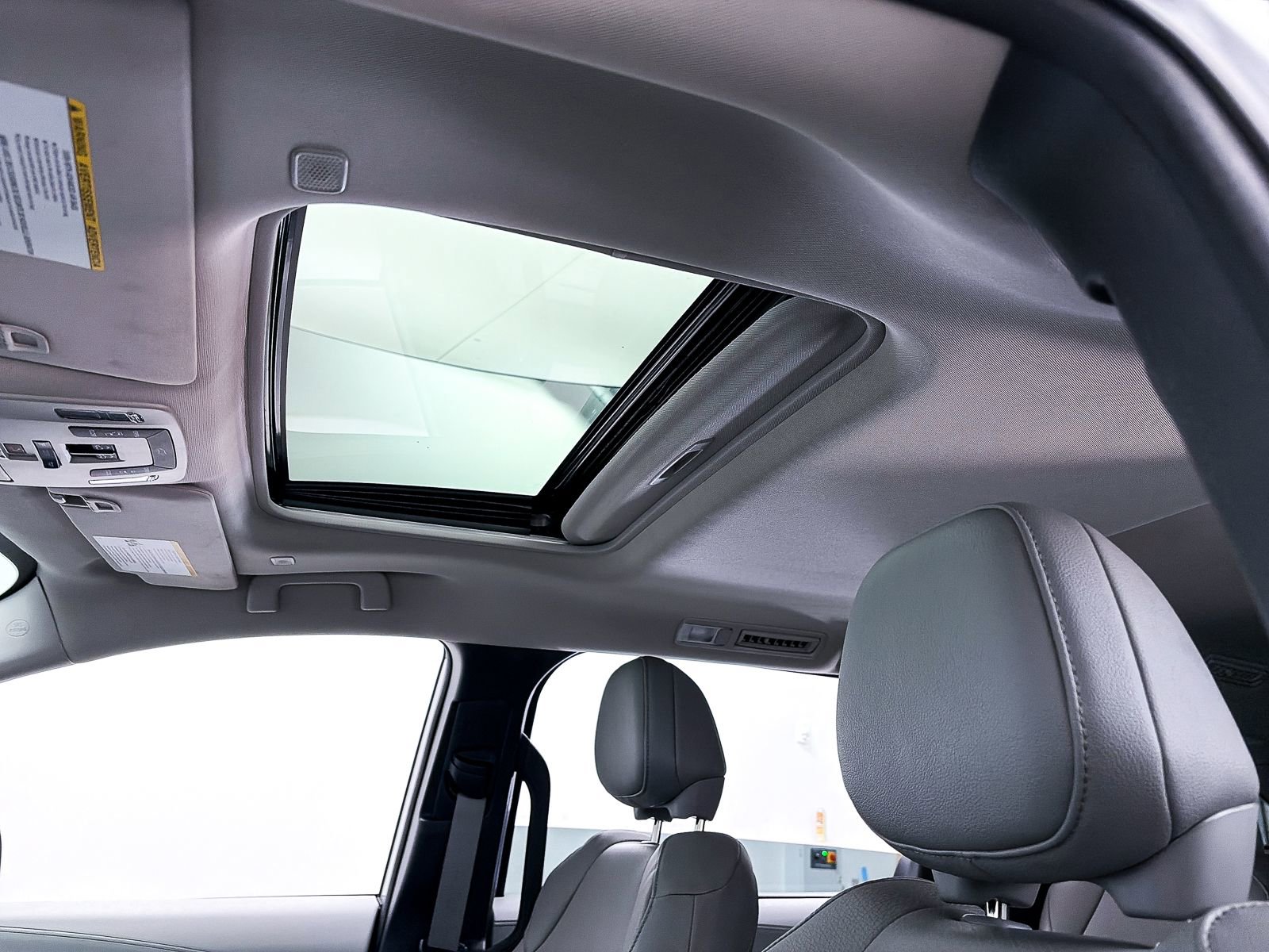 Used 2025 Toyota Sienna XLE FWD image 3