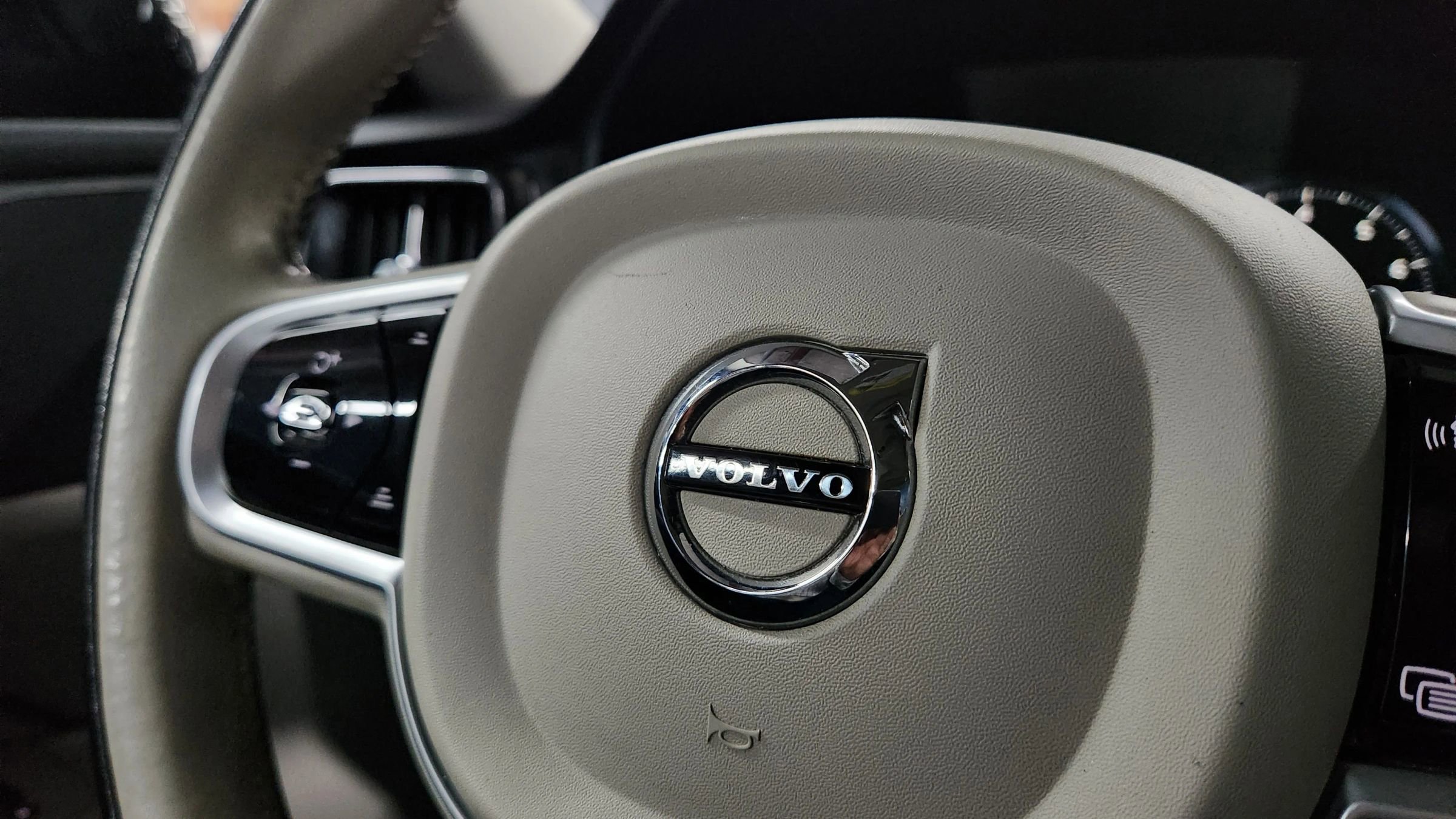 Used 2021 Volvo S60 T6 Momentum w/ Protection Package Premier image 25