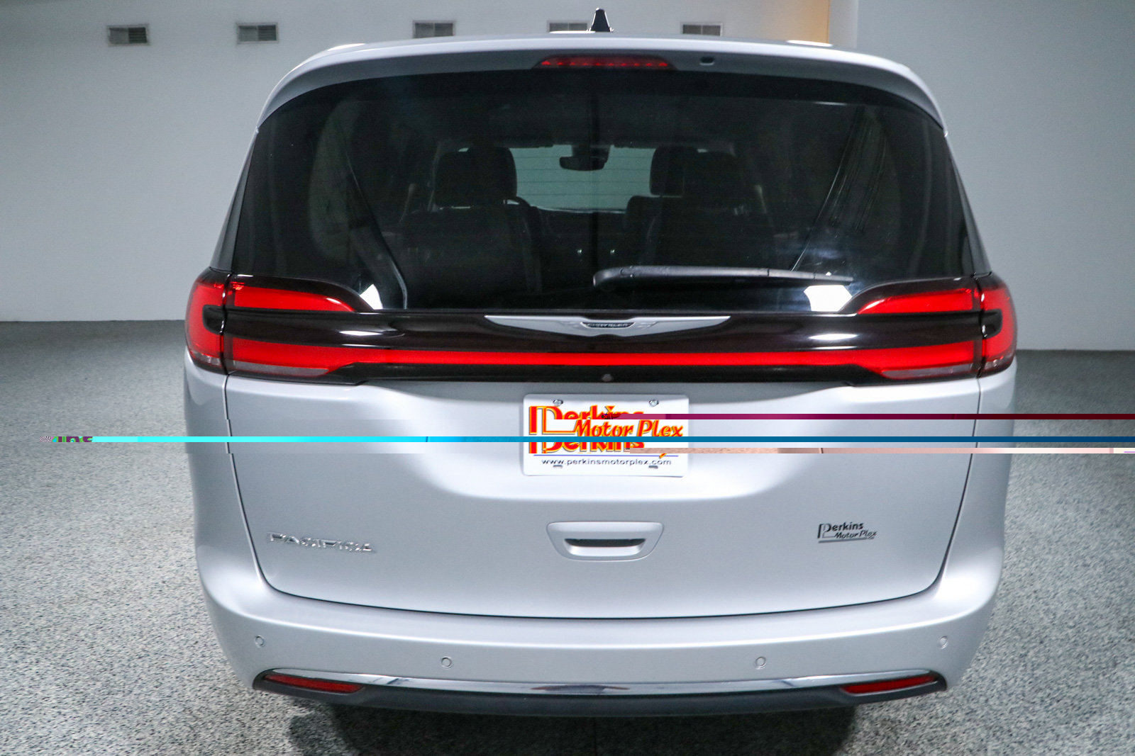 Used 2024 Chrysler Pacifica Touring-L FWD image 8