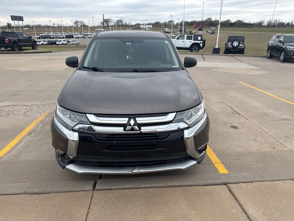 Used 2017 Mitsubishi Outlander ES image 3