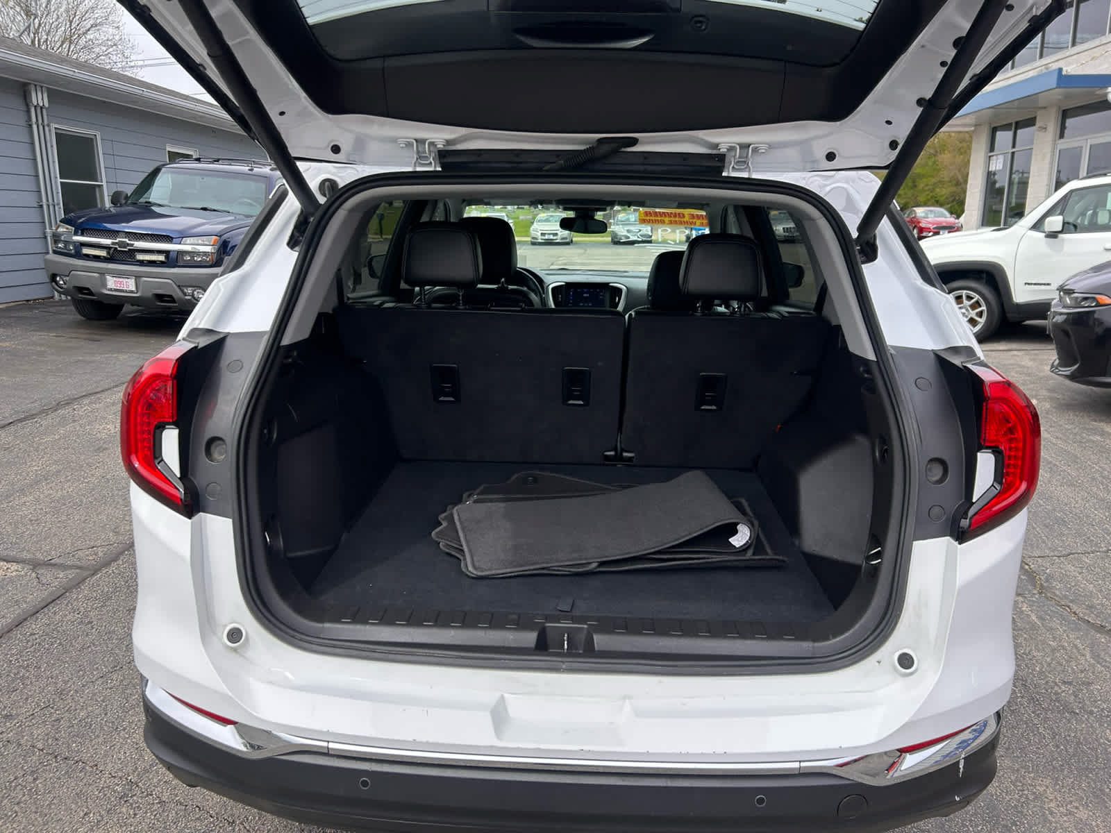 Used 2023 GMC Terrain SLT w/ Tech Package AWD/4WD image 4