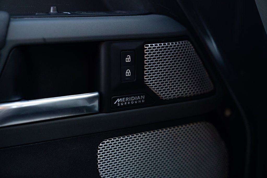 Used 2023 Land Rover Defender 130 X-Dynamic SE image 16