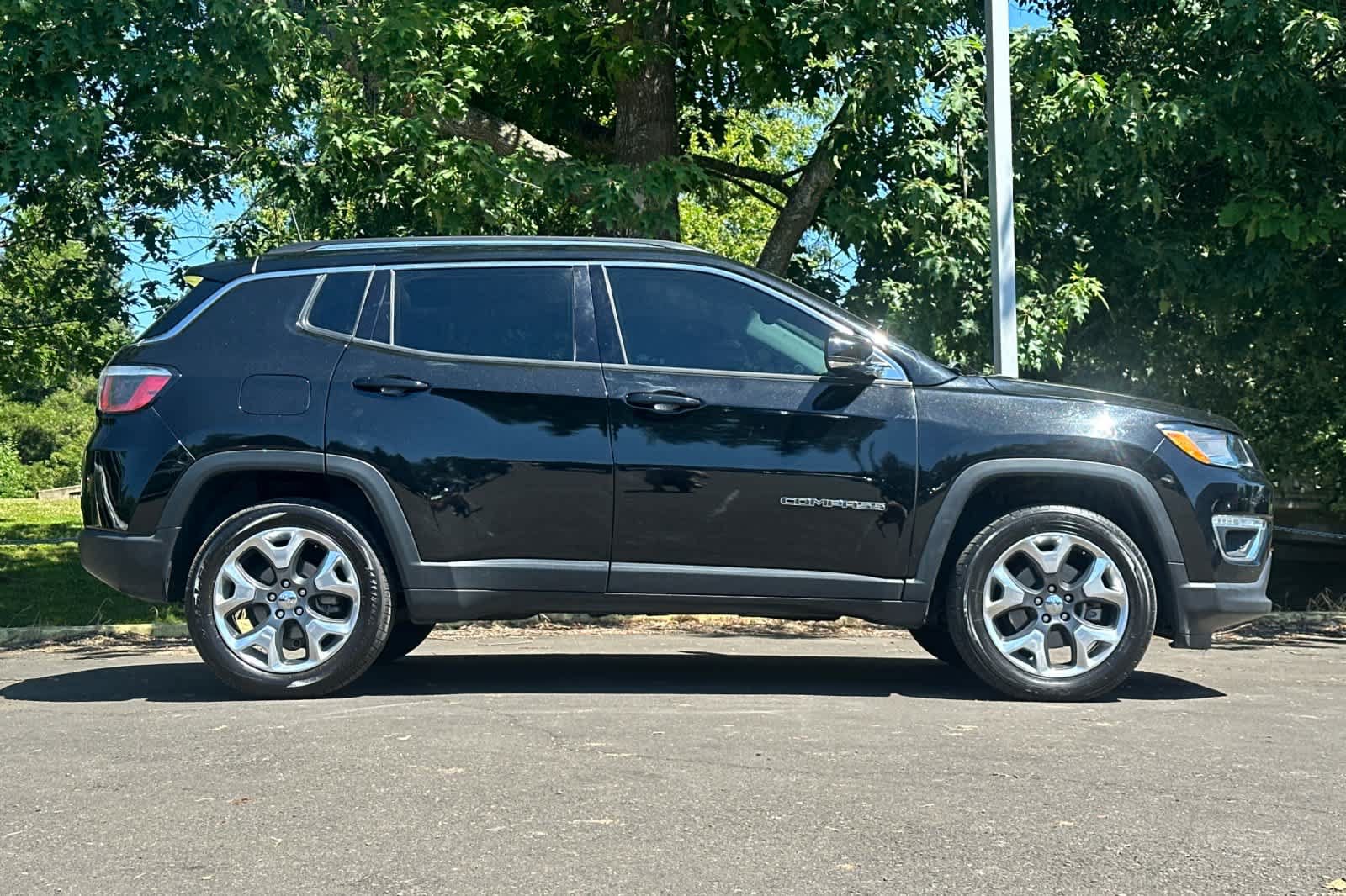 Used 2017 Jeep Compass Limited w/ Navigation Group AWD/4WD image 8