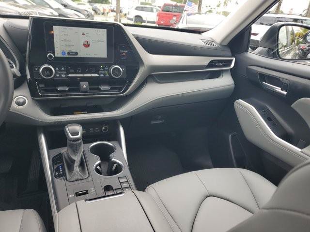 Used 2025 Toyota Highlander XLE FWD image 17