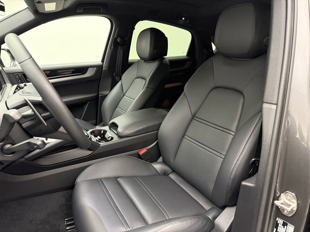 Certified 2025 Porsche Cayenne Coupe image 5