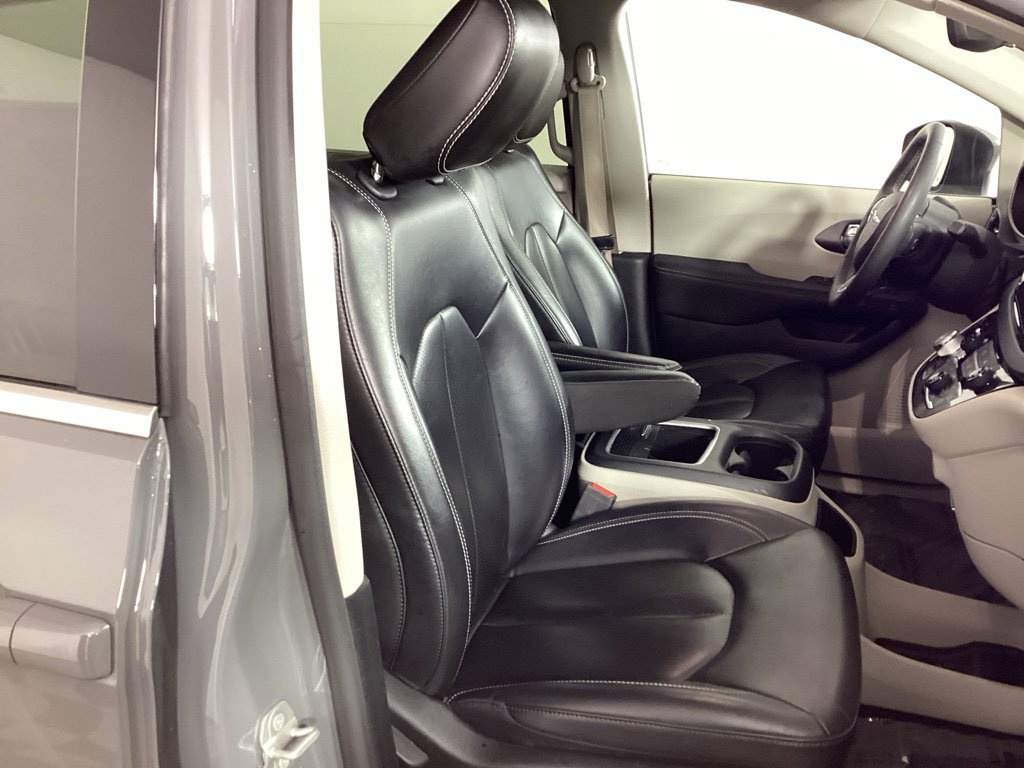 Used 2023 Chrysler Pacifica Touring-L image 8