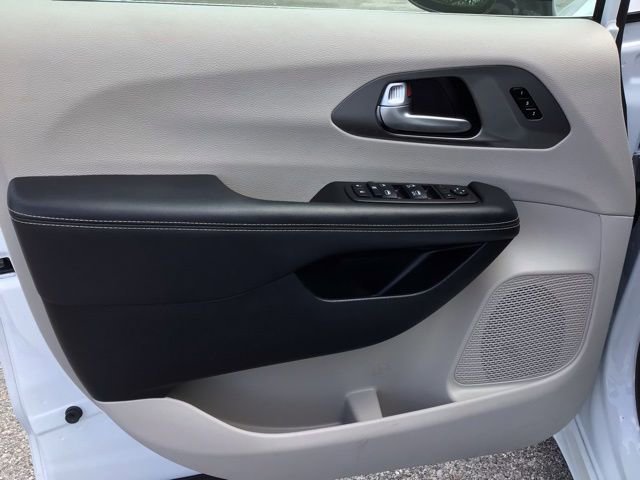 Used 2024 Chrysler Pacifica Touring-L FWD image 10
