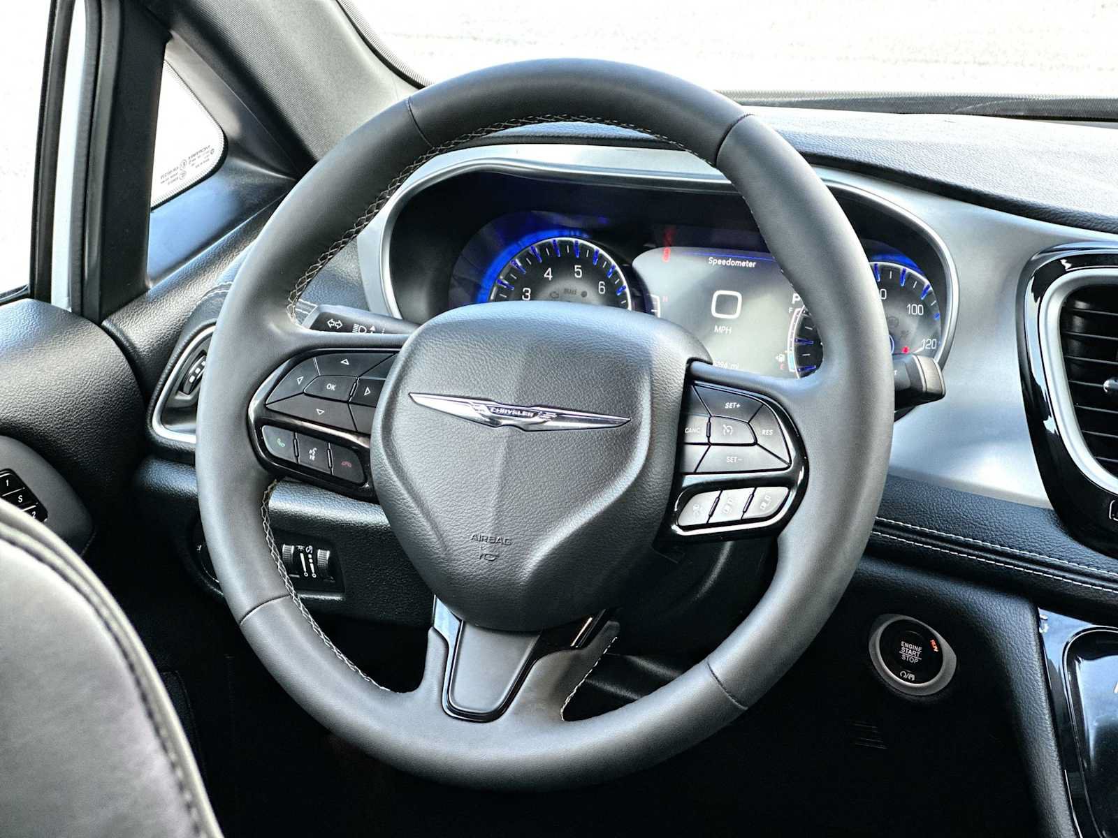 Used 2025 Chrysler Pacifica Limited FWD image 27