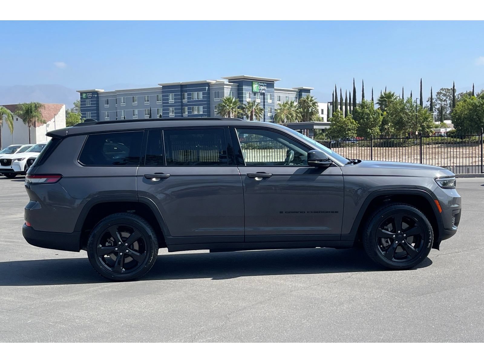 Used 2022 Jeep Grand Cherokee L Laredo RWD image 7