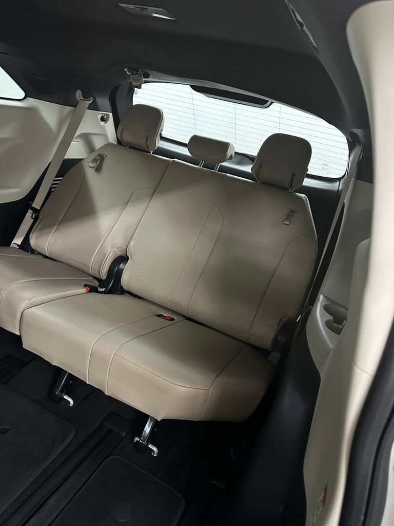 Used 2022 Toyota Sienna XLE w/ XLE Plus Package FWD image 26