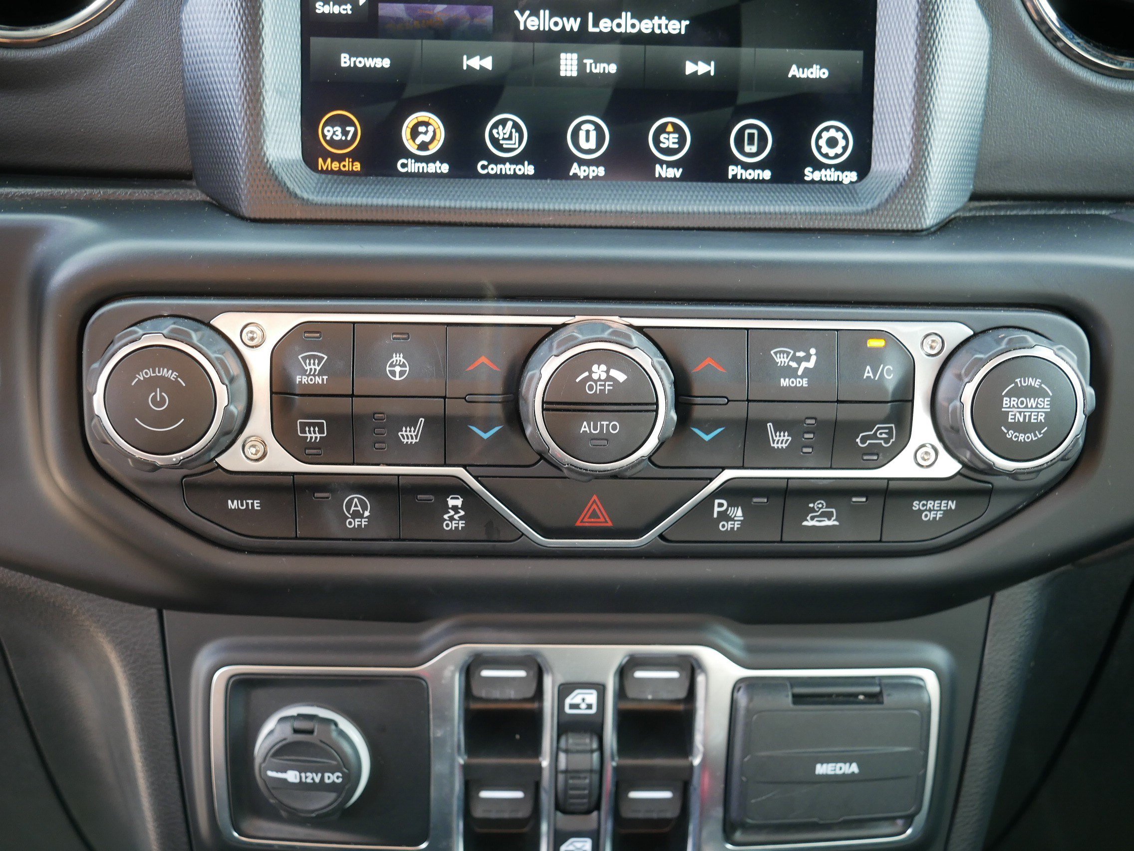 Used 2022 Jeep Wrangler Unlimited Sahara AWD/4WD image 23