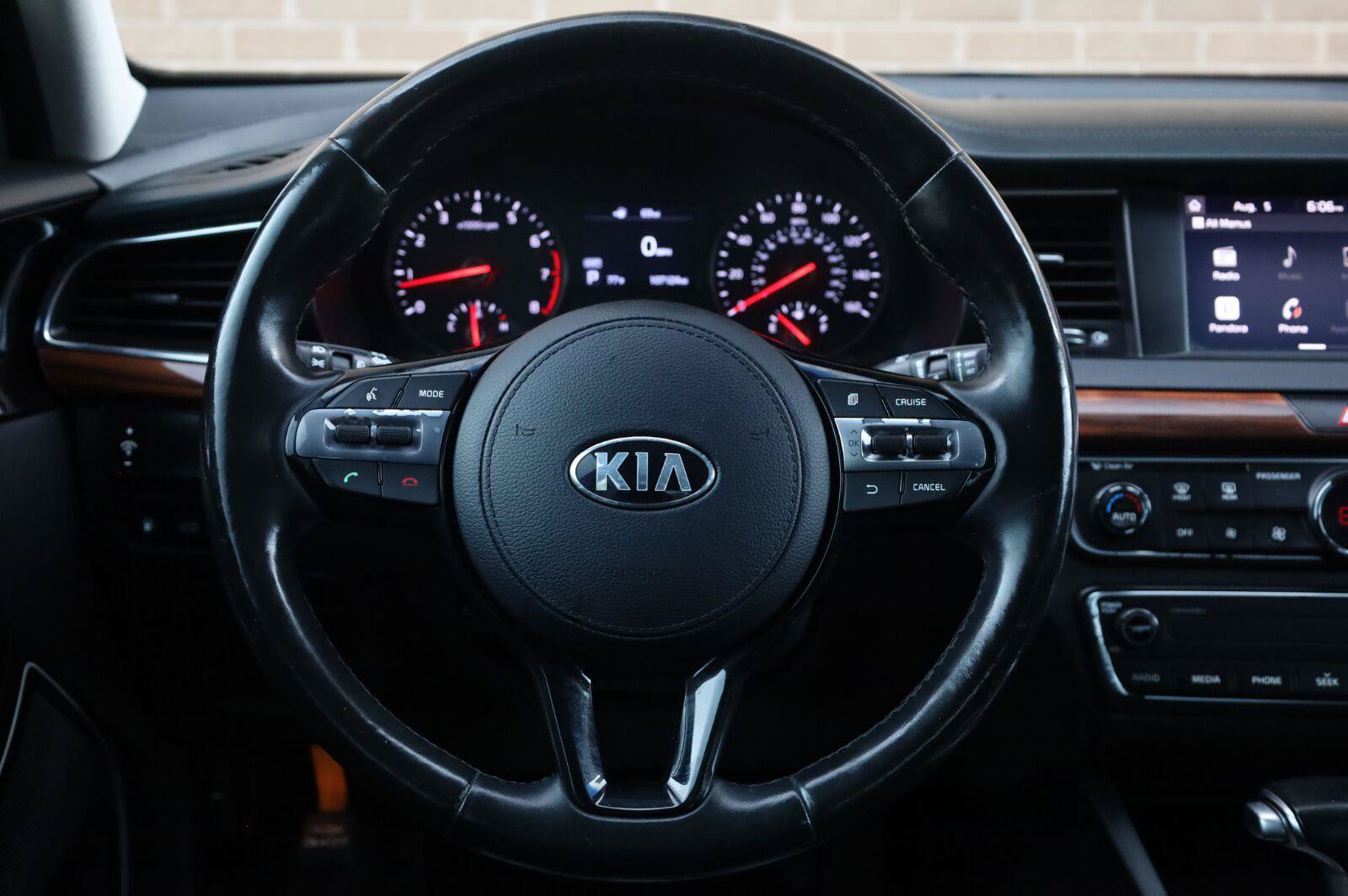 Used 2017 Kia Cadenza Premium FWD image 28