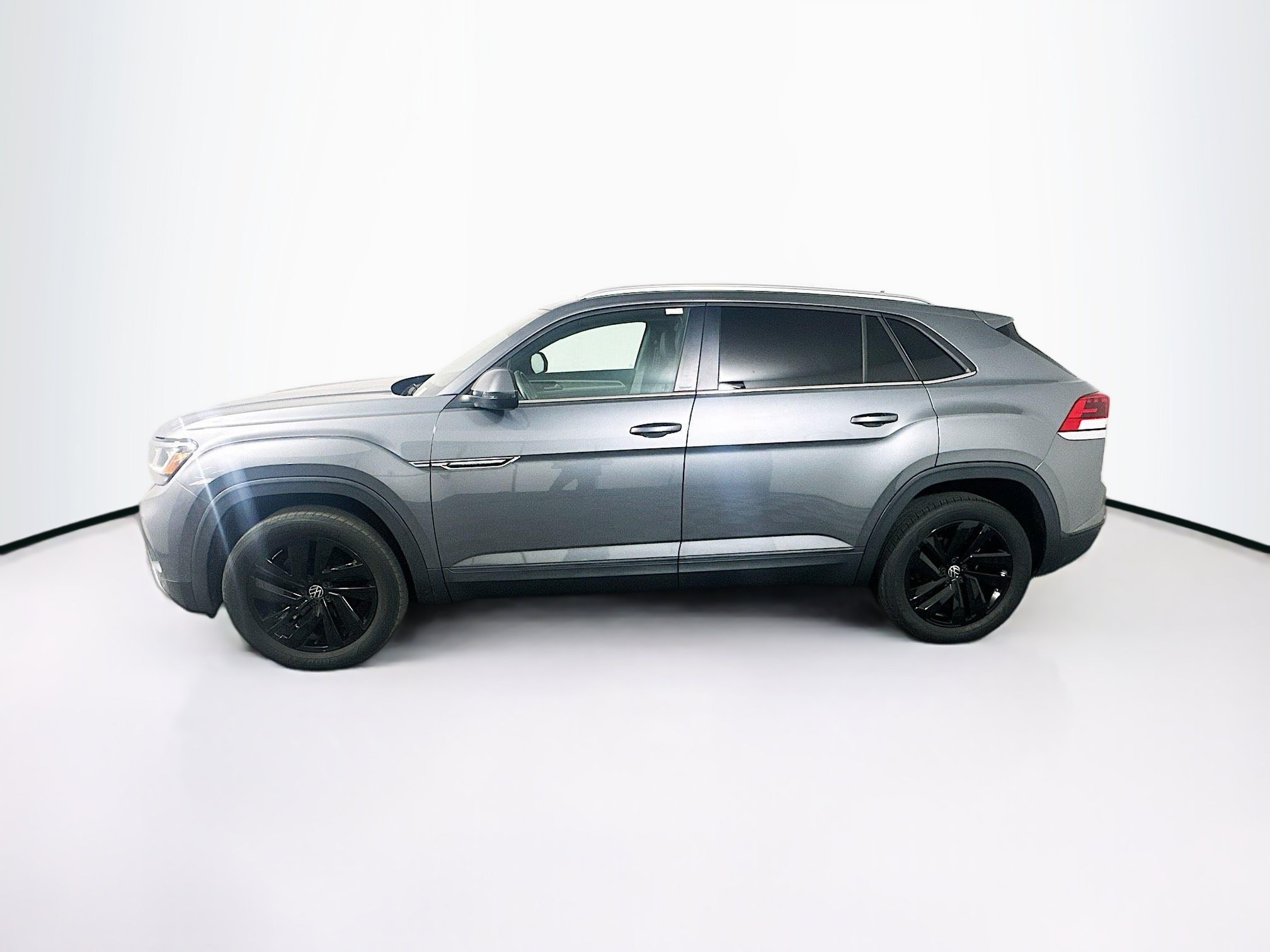 Used 2022 Volkswagen Atlas Cross Sport SE w/ Black Wheel Package FWD image 4