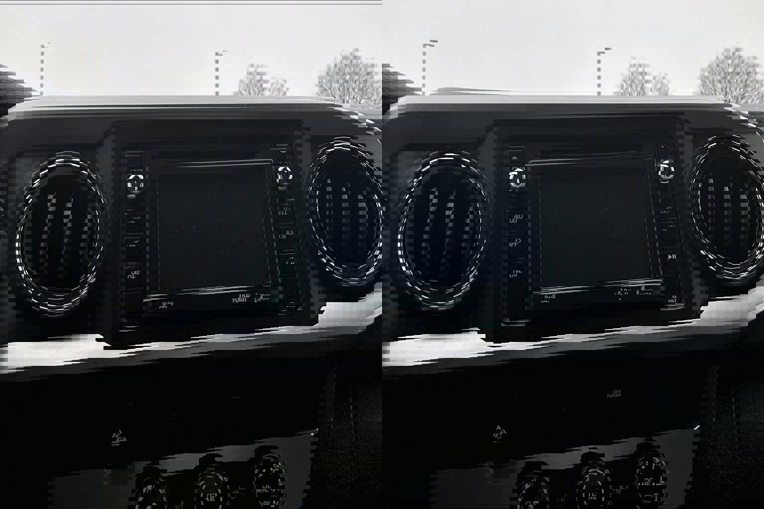 Used 2017 Toyota Tacoma SR5 w/ SR5 Appearance Package (SM) image 33