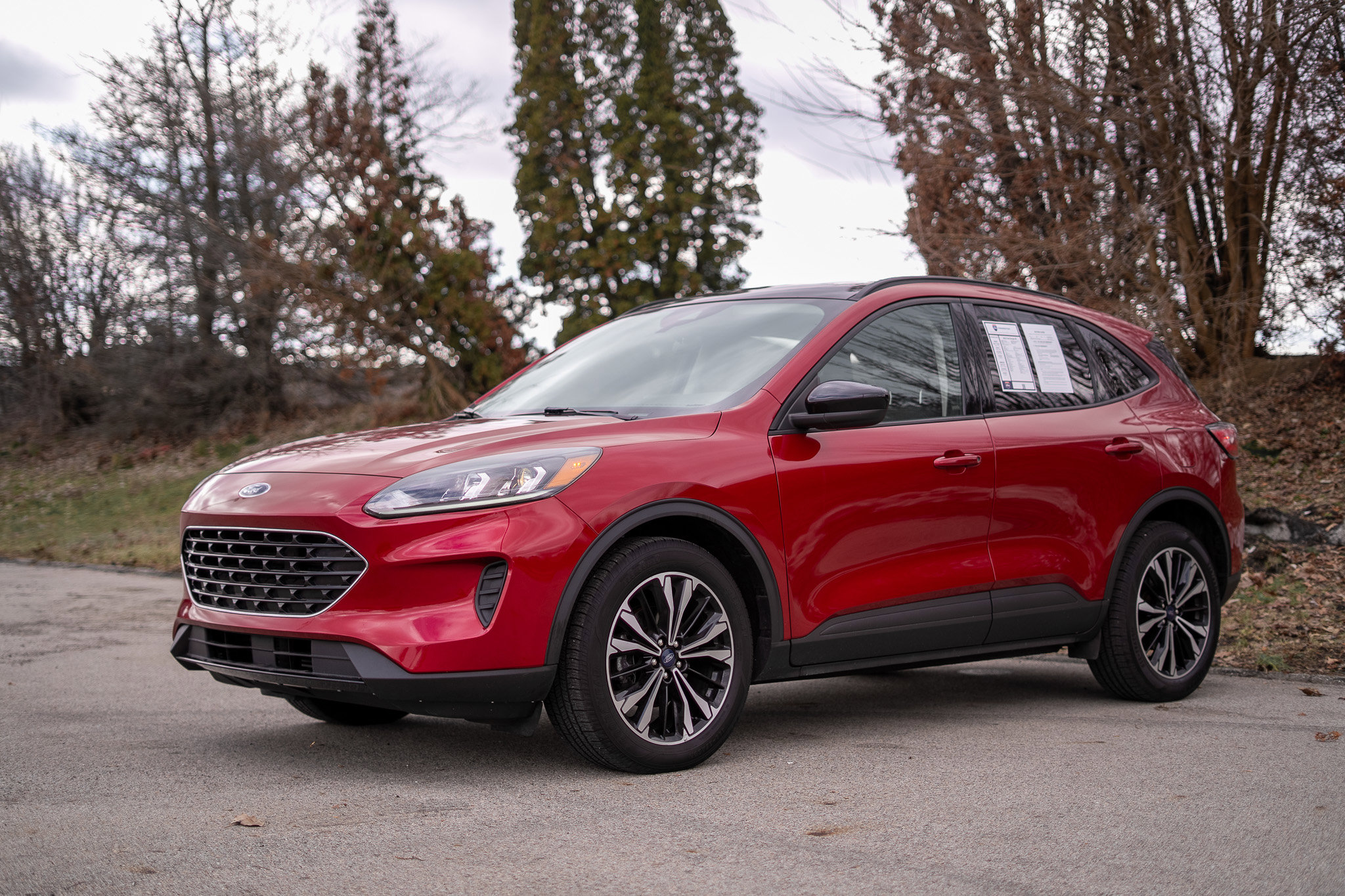 Used 2022 Ford Escape SE w/ SE Sport Appearance Package image 2