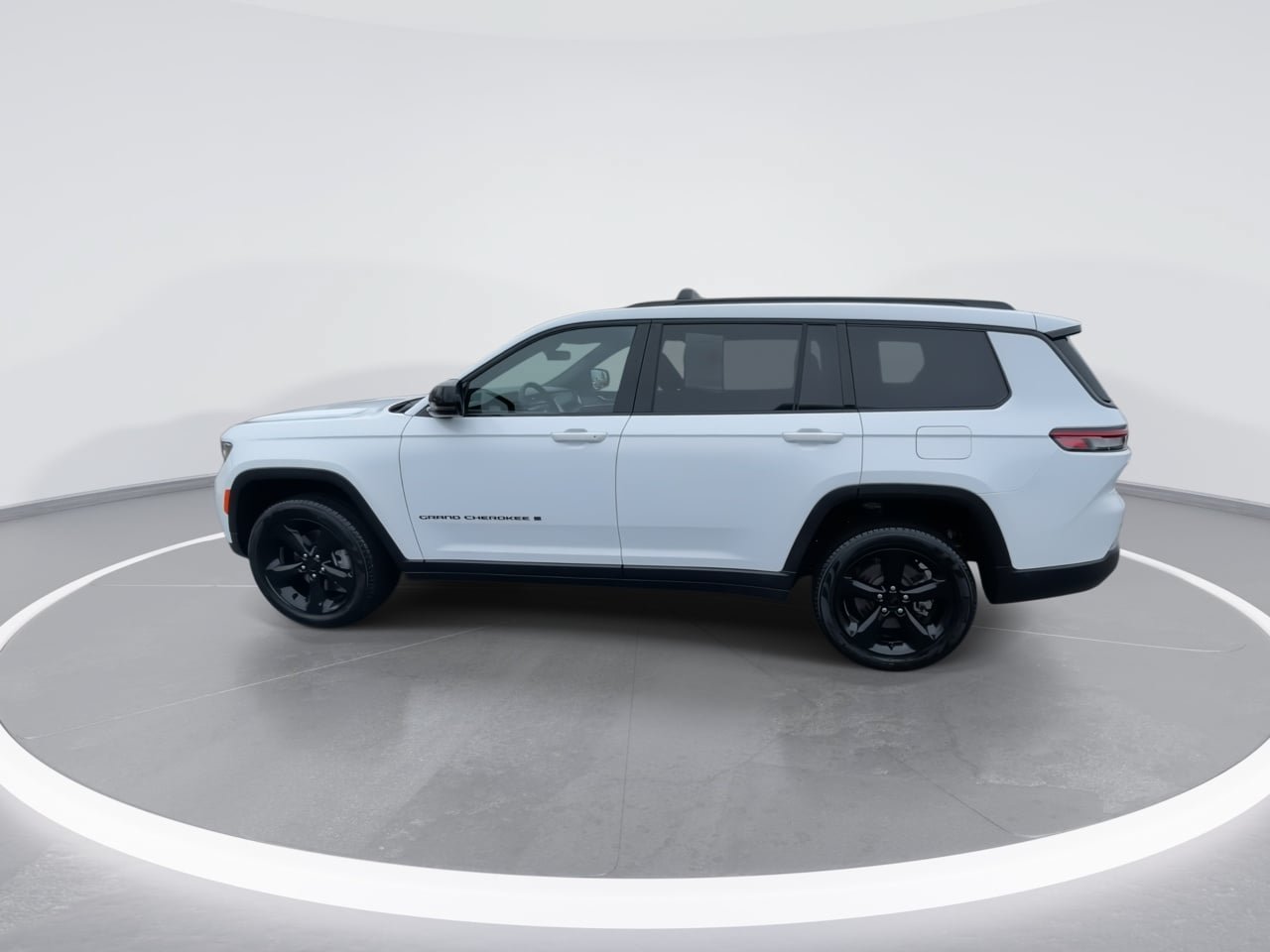 Used 2025 Jeep Grand Cherokee L Limited w/ Black Appearance Package AWD/4WD image 11