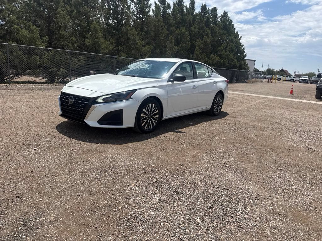 Used 2025 Nissan Altima 2.5 SV FWD image 2