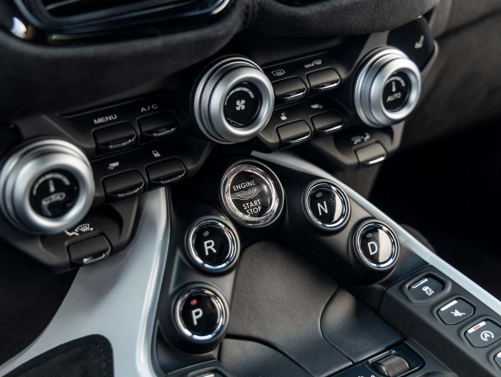 Used 2019 Aston Martin V8 Vantage Coupe RWD image 28