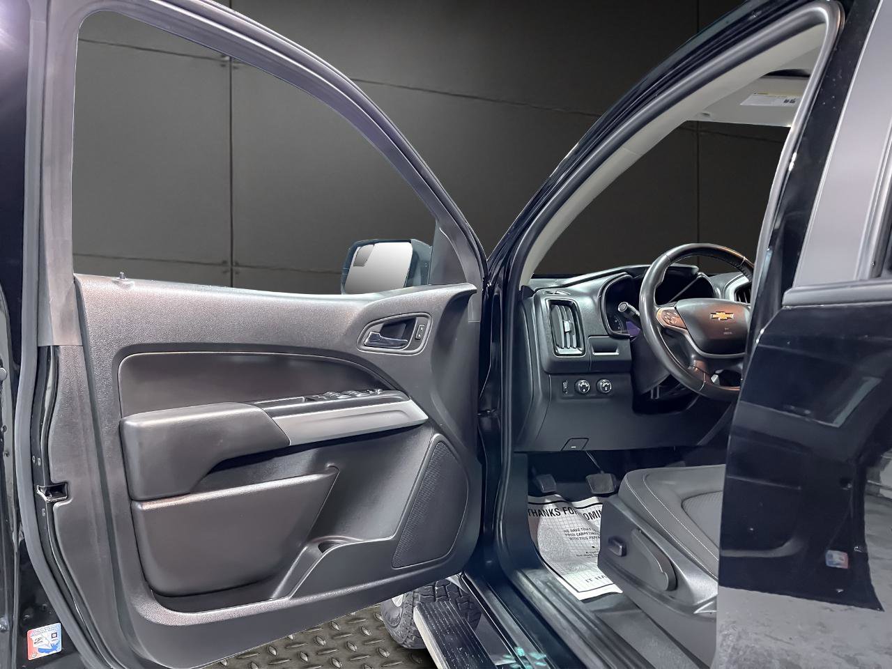 Used 2022 Chevrolet Colorado LT w/ Safety Package image 12