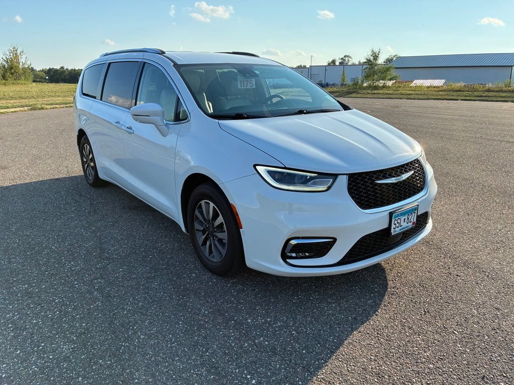 Used 2021 Chrysler Pacifica Touring-L FWD image 2