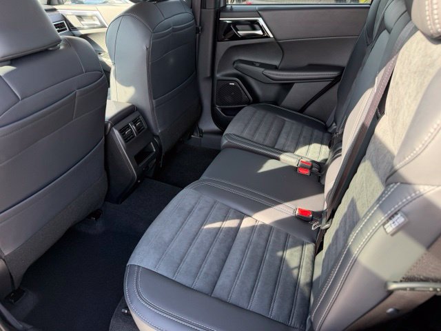 New 2026 Mitsubishi Outlander SE FWD image 17