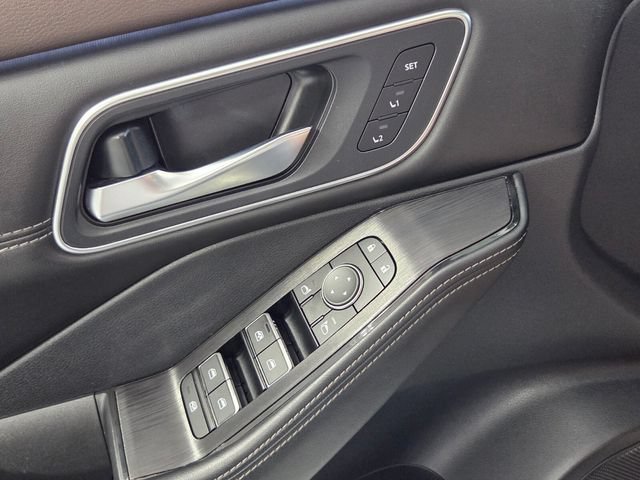 Used 2023 Nissan Rogue Platinum FWD image 32